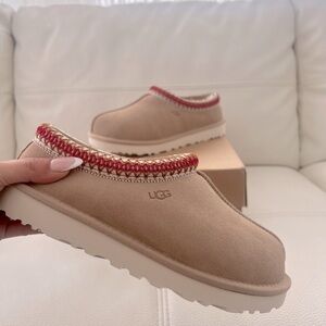 New with Box Ugg Tasman Sand/Dark Cherry Slipper Shoes Womens size 7 Authentic